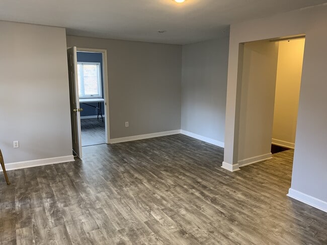 Building Photo - 8398 Oakwood Rd