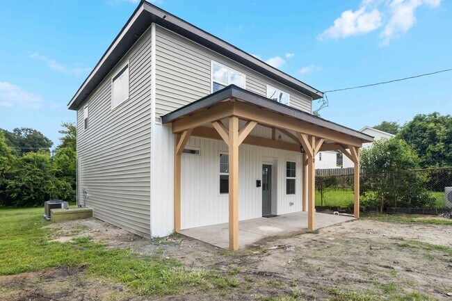 Building Photo - Newly renovated 4 bed 2.5 bath, located in downtown Wilmington