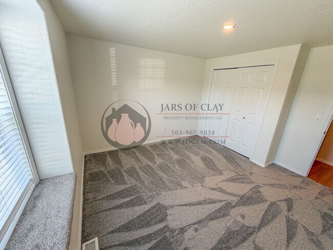 Building Photo - Beautiful Well Cared for West Salem Home