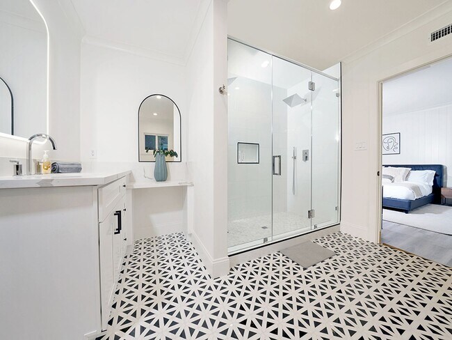 Building Photo - Luxe 5+4.5 w/detached studio, downstairs e...