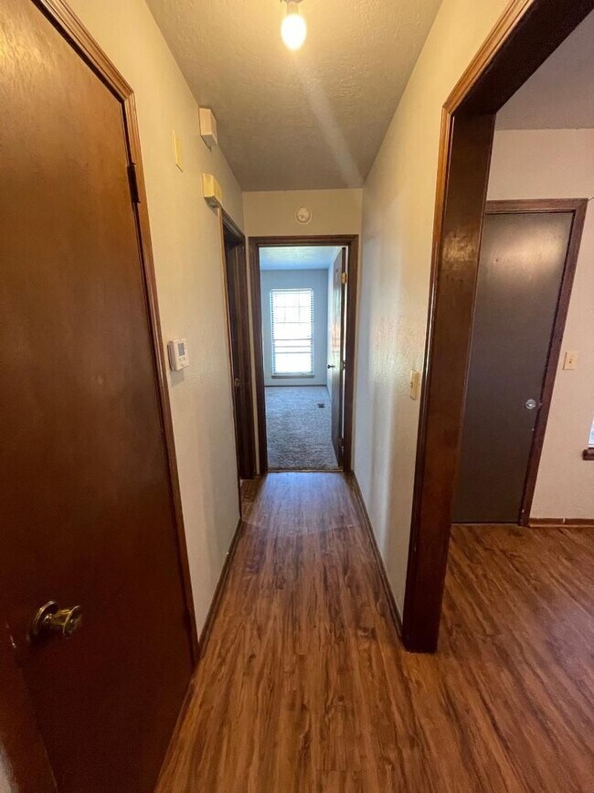 Building Photo - 221 Skylark Ct