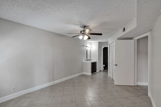 Building Photo - SPACIOUS 2 BED/2 BATH WITH BALCONY IN RESORT-STYLE COMMUNITY!