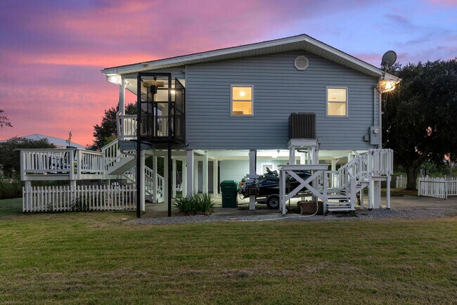 Building Photo - 806 Deer Dr