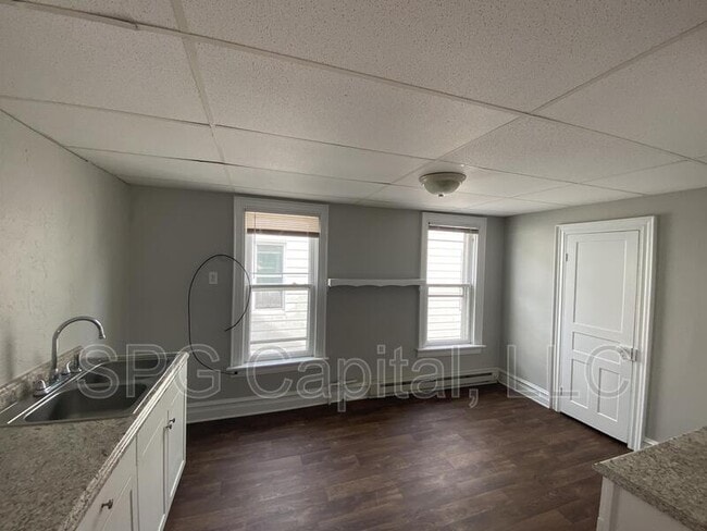 Building Photo - 422 Locust St