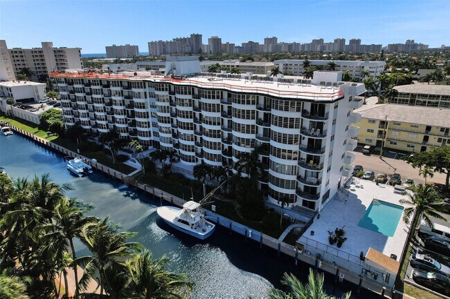 Building Photo - 3051 NE 48th St