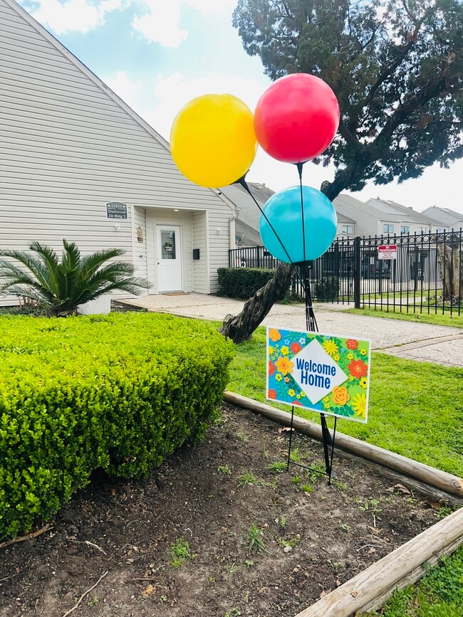 Building Photo - Golden Village Townhomes