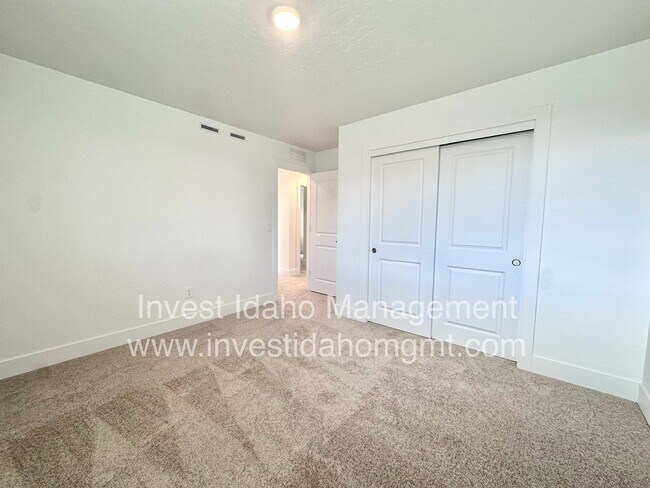 Building Photo - Spacious Luxury Townhome Designed for Modern Living