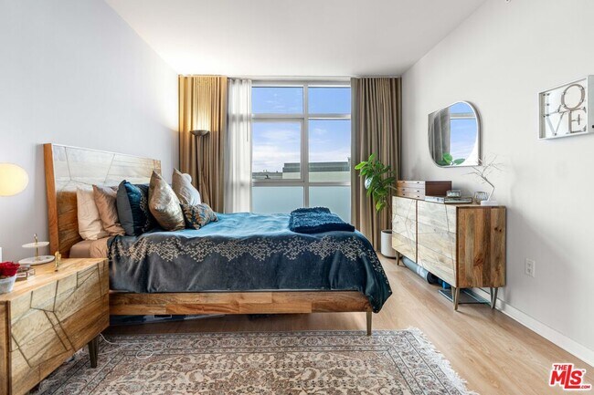 Building Photo - 13700 Marina Pointe Dr