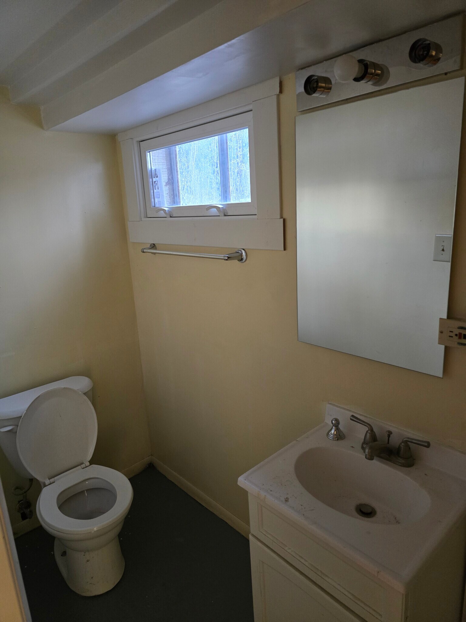 Building Photo - 809 S Busey Ave