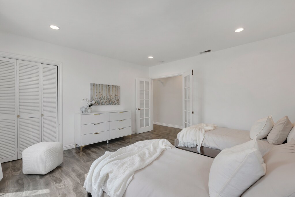 Building Photo - 19419 Oxnard St