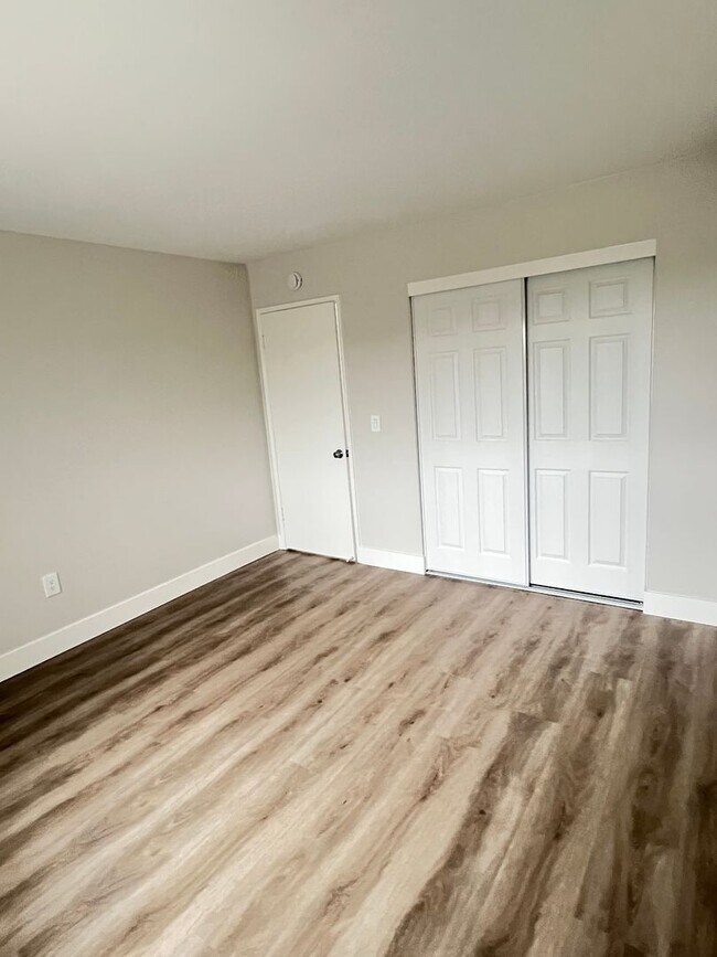 Building Photo - 1400 Estate Dr