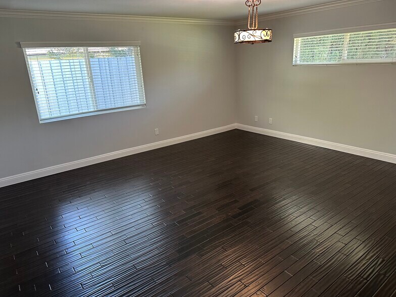 Master Bedroom - 10616 Bothwell Rd