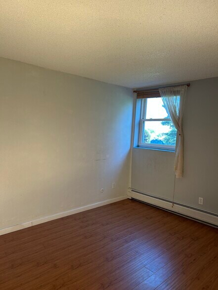 Building Photo - 1350 Golden Cir