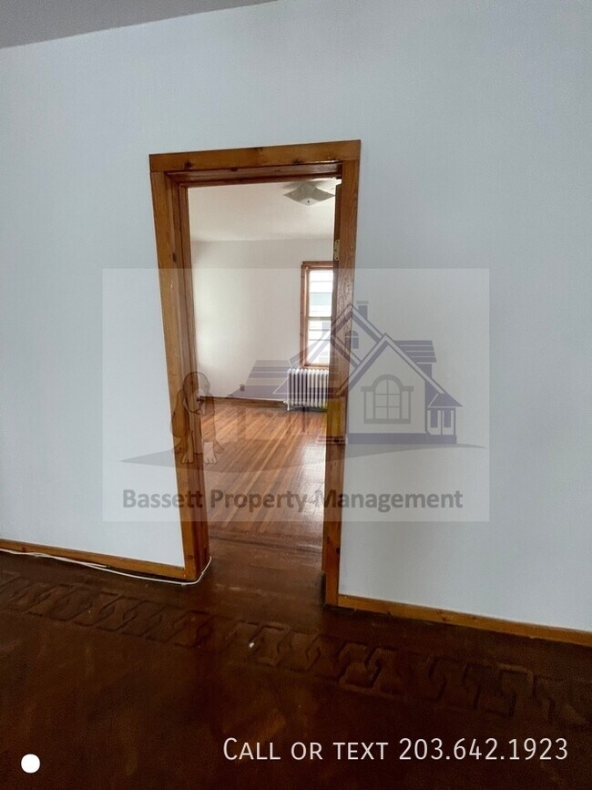Building Photo - 617 Elm St