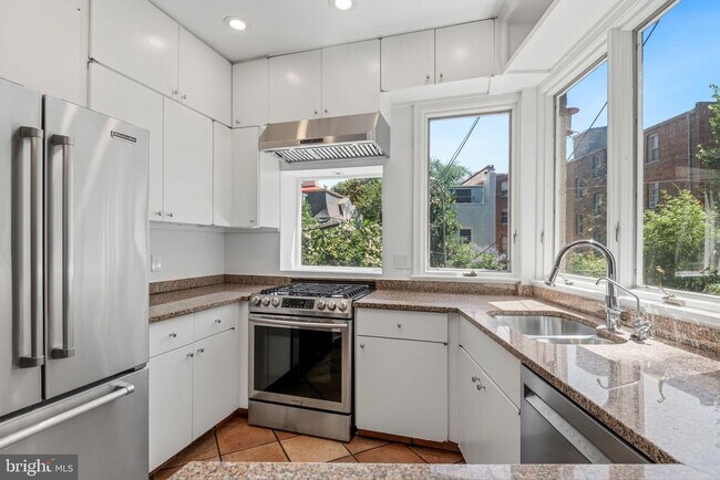 Building Photo - 3044 Cambridge Pl NW