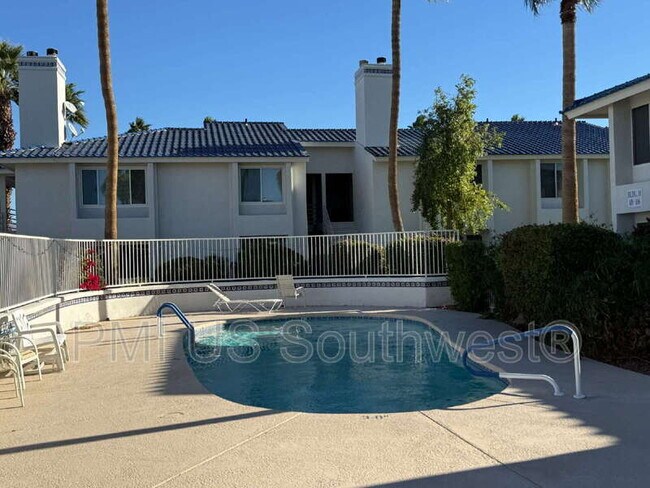 Building Photo - 1800 Club House Dr