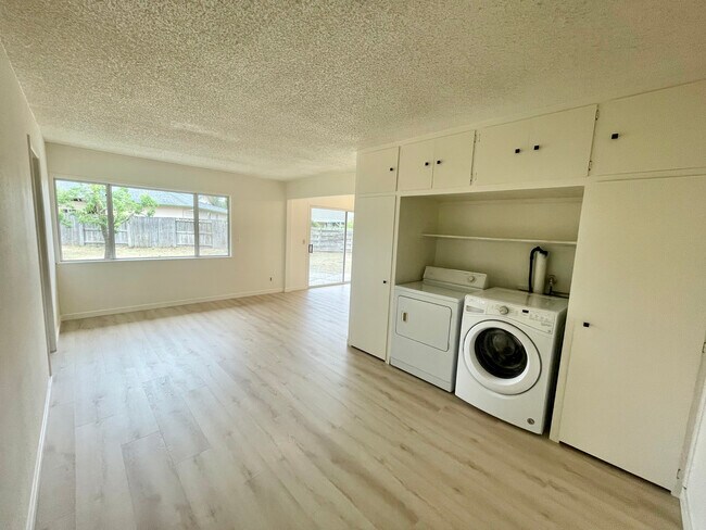 Building Photo - 2530 Tamarisk Dr