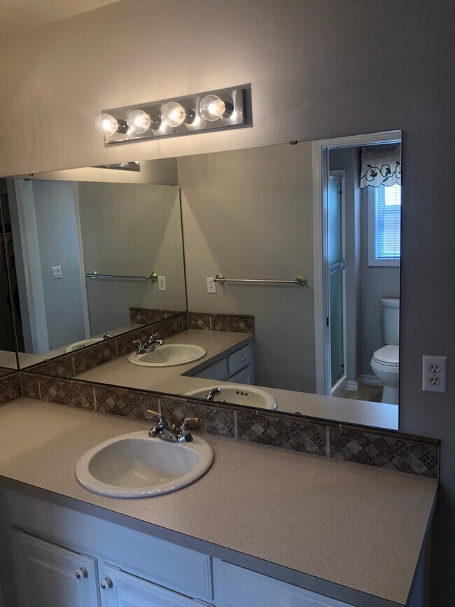 Building Photo - Larger Three Bedroom Home in Keizer