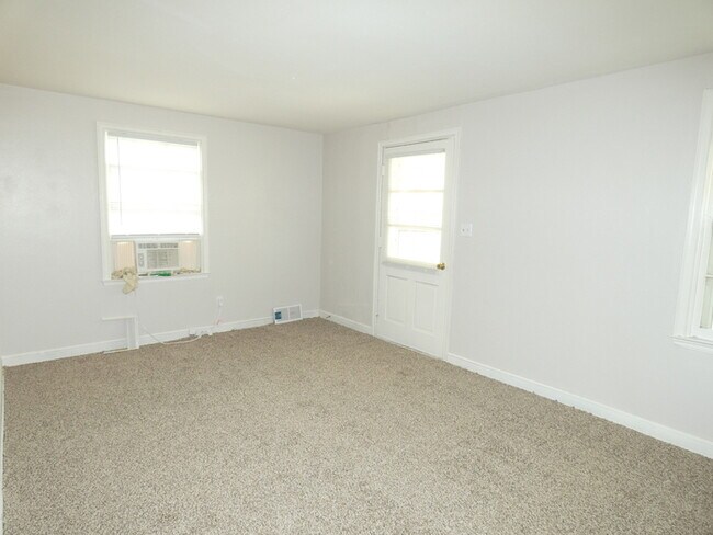 Building Photo - Beautiful Duplex in North Kansas City!
