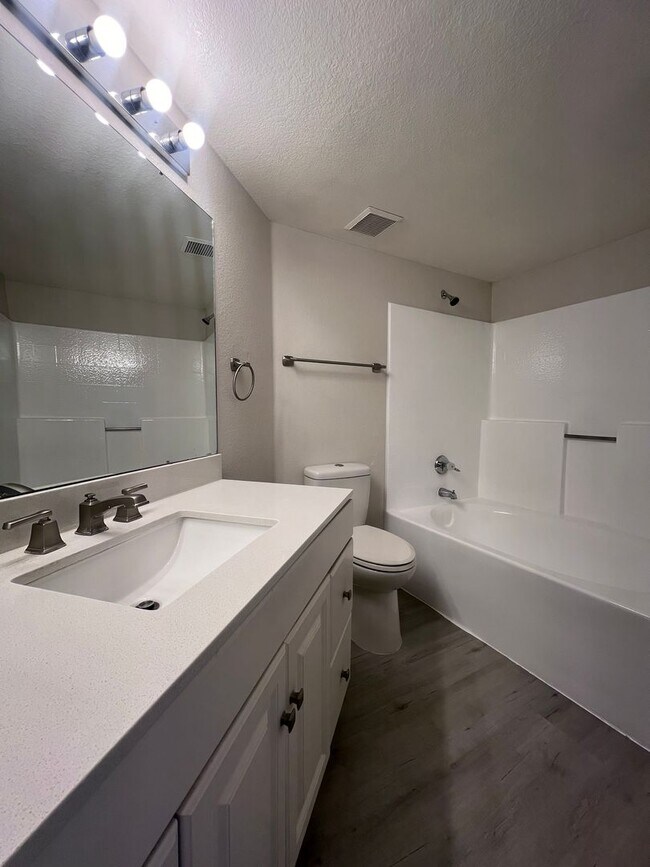 Building Photo - The Enclaves 3 bed 2 bath Upgraded Condo!