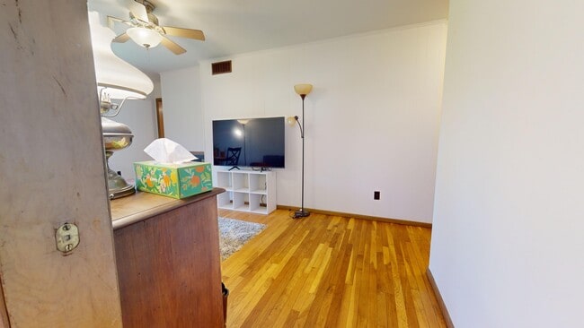 Building Photo - 1222 Thomas Dr