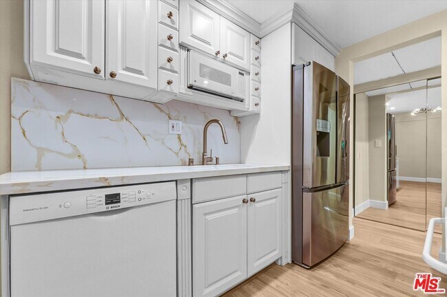 Building Photo - 1131 Alta Loma Rd