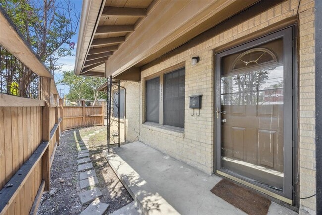 Primary Photo - 2216 Manor Rd