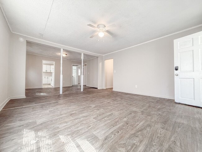 Building Photo - 3 Bed 1 Bath Single-Family Home - Big Yard!