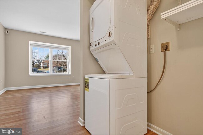 Building Photo - 8 Suncroft Ct