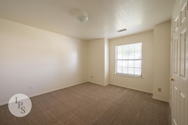 Building Photo - North West Fresno Home, 3BR/2BA, 1878sf, NEW CARPET - Lots of Amenities!