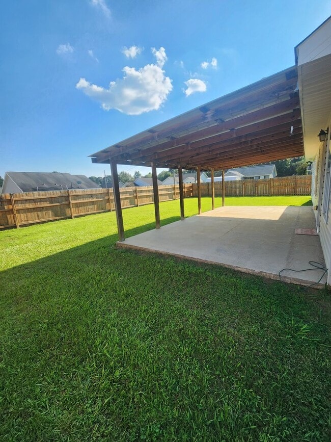 Building Photo - Cozy 3 Bed 2 Bath Home Available Now