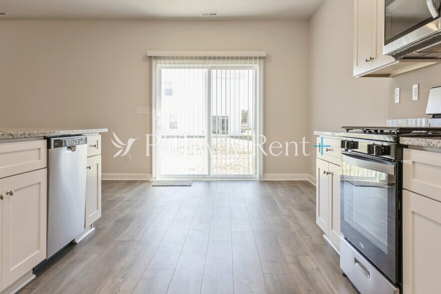 Building Photo - 656 Mackenzie Cv
