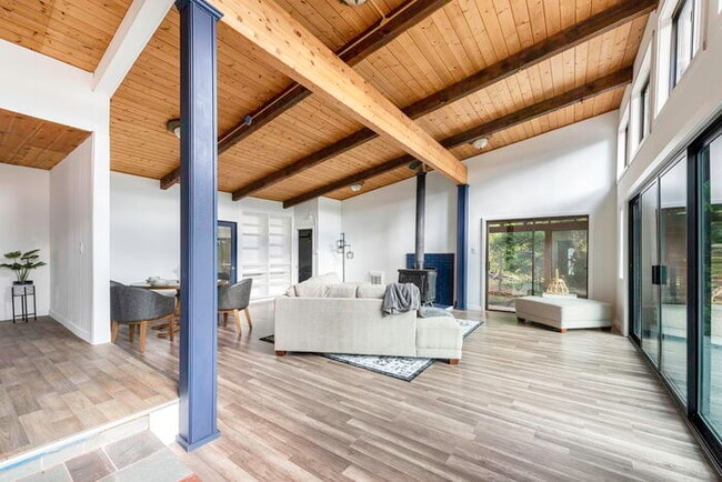 Building Photo - BEAUTIFUL CABIN STYLE HOME ACROSS FROM SILVER LAKE