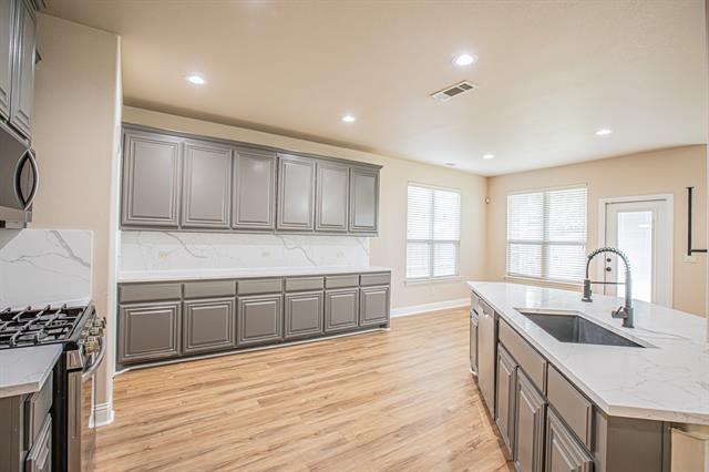 Building Photo - 728 Chatsworth Dr