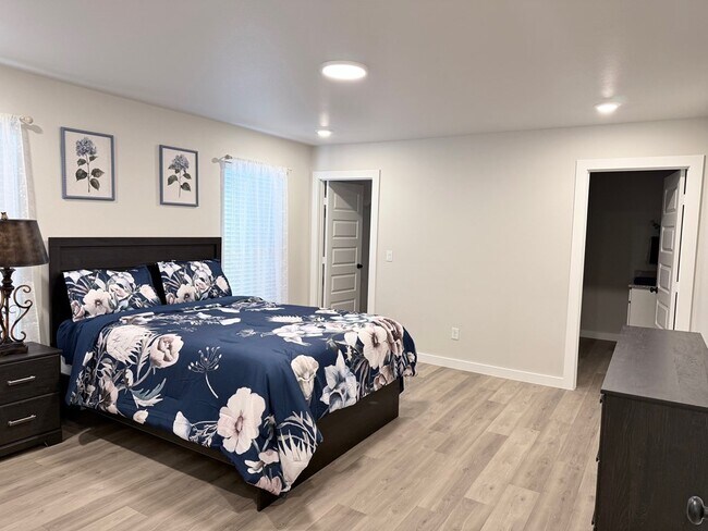 Building Photo - 2944 Hidalgo Ave