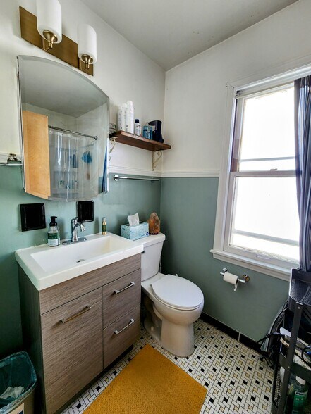 Building Photo - 2204 E Locust St