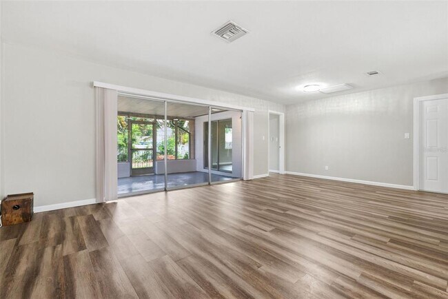 Building Photo - 2465 Brentwood Dr