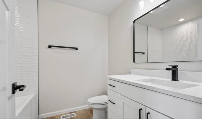 Building Photo - 323 Ashbrook Dr