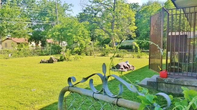 Building Photo - 12116 Hoblitzelle Dr