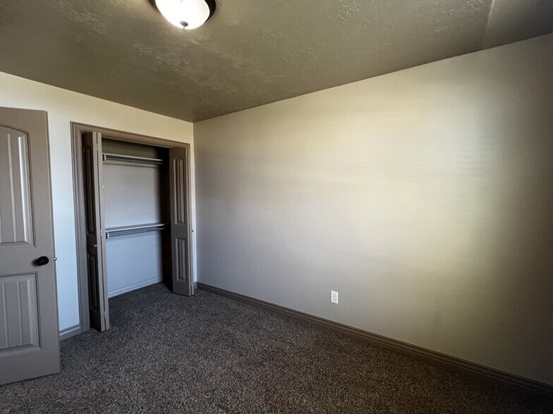 Building Photo - 985 W 8000 S