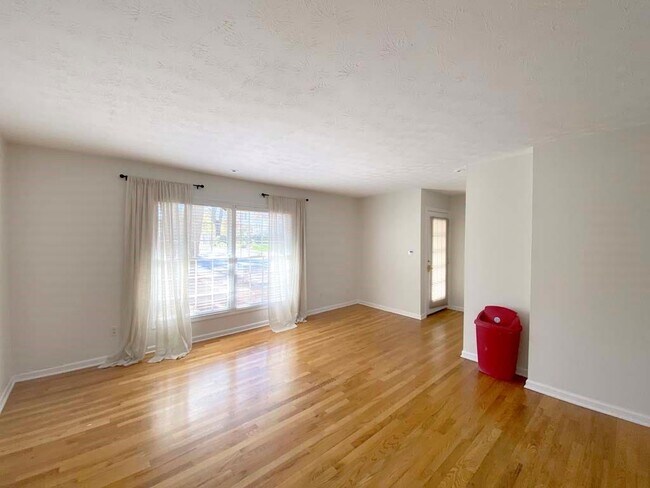 Building Photo - 306 Kennesaw Ave