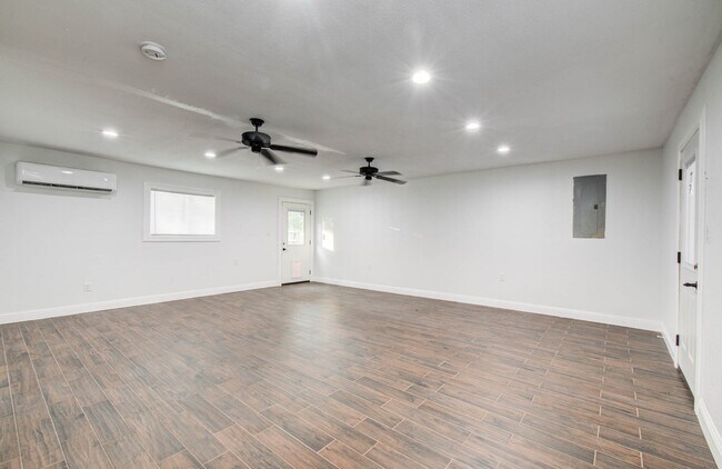 Building Photo - 536 Robert E Lee Dr