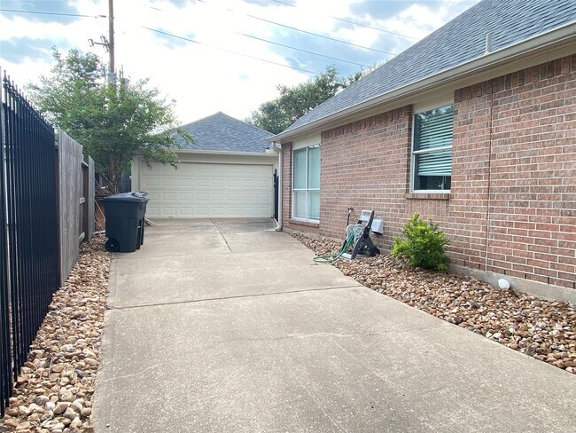Building Photo - 2222 Alberton Ln