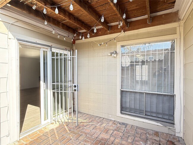 Building Photo - 10721 Sandpiper Dr