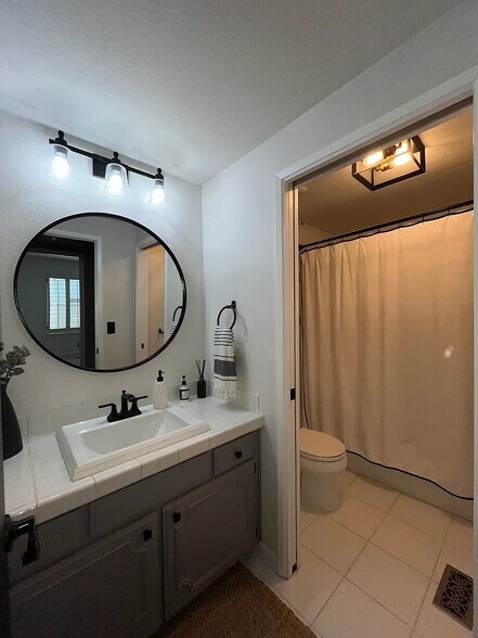 Second bathroom - 413 La Quinta Ct