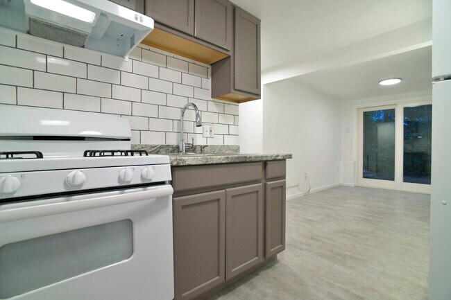 Building Photo - 809 S Summit Ave