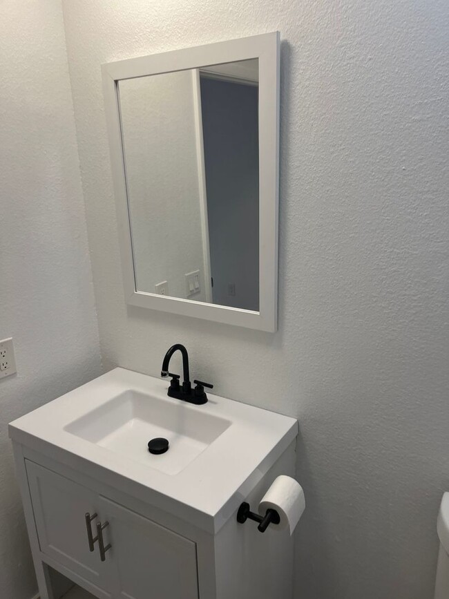 Building Photo - Experience easy living in this bright and ...