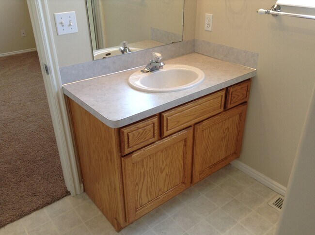 Building Photo - 929 Canfield Dr