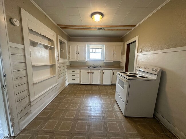 Building Photo - 2 bedroom and 1 bath home