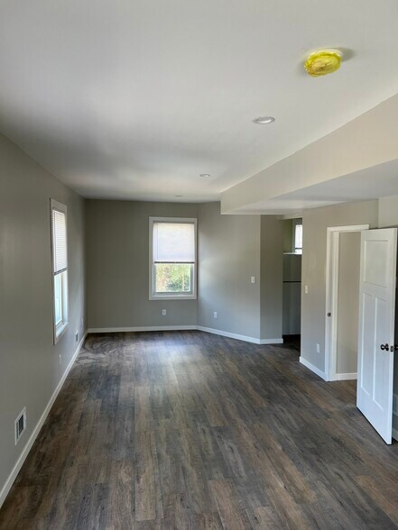 Primary Photo - 95 Craighead St